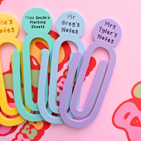 ✨🩷 Just Landed! 🩷✨ Totally obsessed with these Jumbo Paperclips 🥰 Perfect gift idea for Teachers, Office Staff/ Admin, Book lovers and MORE! Personalised with your wording of choice, the possibilities are endless 🌈✨ #giftideas #cutegiftideas #cutegifts #christmasgifts #thankyougifts #teachergifts #pastel #acrylic #etsyseller #shopifyseller #uniquegifts #giftsforfriends #giftsforteachers #rainbow #colourful #shopsmall #shoplocal #madeinaustralia🇦🇺 Laser Cut Acrylic Ideas, 3d Print Shop, Acrylic Bookmarks, Teachers Office, Cute Teacher Gifts, Laser Cut Wood Crafts, Laser Art, Pastel Paper, Office Staff