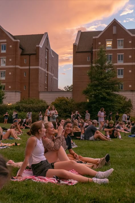 Photo of the main lawn at Belmont with a sunset in the background with students sitting on the lawn with blankets. Senior Year Of College Aesthetic, College Orientation Aesthetic, Happy College Life, Pretty College Campus, College Fun Aesthetic, Campus Life Aesthetic, College Core Aesthetic, Back To College Aesthetic, College Campus Aesthetic