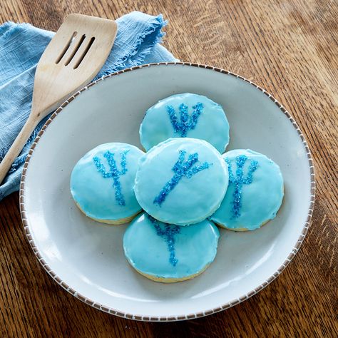 In honor of Percy Jackson & the Olympians, here is a fun recipe for sugar cookies, topped with a shiny blue trident that belonged to Poseidon. Percy Jackson Cookies, Blue Cookies Aesthetic, Percy Jackson Inspired Food, Percy Jackson Blue Cookies, Percy Jackson Food Ideas, Percy Jackson Food, Percy Jackson Aesthetic Blue Food, Percy Jackson Birthday, Percy Jackson Party