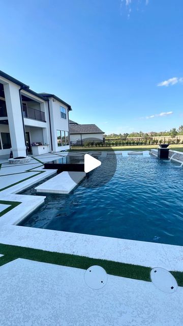 Courtney N. Williams on Instagram: "It’s officially pool season here in Houston 🏊🏾‍♀️💦, well honestly we can pretty much swim year round here besides just maybe a few weeks or a month or two🙌🏾.   We got our pool built last summer and initially I was in no rush to have a pool at our home given the fact that our community has multiple ones we can utilize, but now having our own it’s one of my favorite features at our home.   Here’s a few pool features I’d do all over again:  	1.	The water bowl and waterfall features are such a vibe. I love the calming sound they provide and they just give an oasis feeling. We went back and forth initially between fire bowls and water bowls and I’m so glad we went the water route. We can turn these features on right from our phones!  	2.	The sun shelf in Water Feature Wall Pool, Pool Water Bowl Feature, Infinity Pool 2023, Pool Fire Bowl Water Feature, Pool With Basketball Hoop, Pool Waterfall Ideas, Free Form Infinity Pool, Pool Infinity, Swimming Pool Fountains