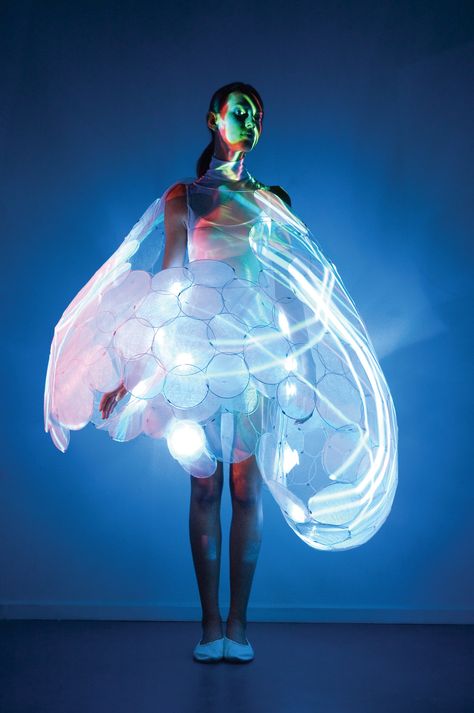 [Video] Designing Flying Dresses And The Future Of Fashion, Meet Studio XO | The Creators Project Lucy Mcrae, Smart Textiles, E Textiles, Hussein Chalayan, Sculptural Fashion, Fashion Technology, Technology Fashion, Futuristic Fashion, Wearable Tech