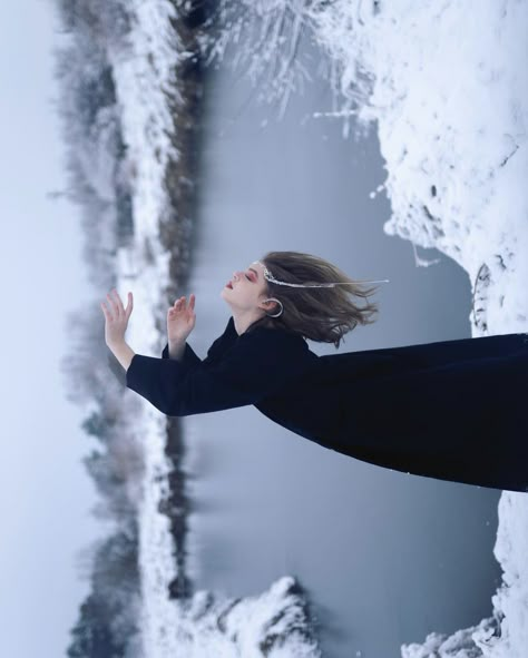 Dark Snow Photoshoot, Photoshoot Snow Ideas, Snow Fashion Photography, Snow Photoshoot Ideas, Winter Portraits Photography, Snow Portrait, Snow Photoshoot, Winter Shoot, Winter Portraits