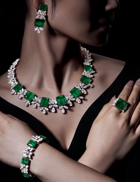 Lot 2170 | A Highly Important Suite of Colombian Emerald and Diamond Jewellery, by Harry Winston | Magnificent Jewels | Poly Auction Hong Kong Green Diamond Jewellery, Green Diamond Necklace, Harry Winston Jewelry, Emerald Jewellery, Magnificent Jewels, Diamond Jewelry Set, Diamond Necklace Designs, High Jewellery, Bridal Diamond Jewellery