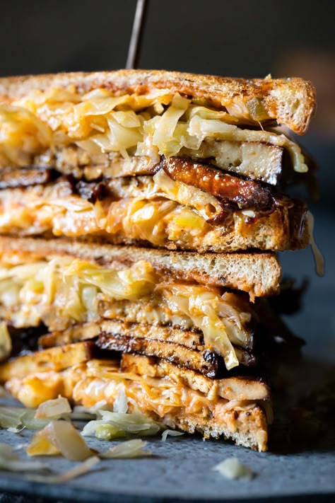 Vegan Toastie, Meatless Sandwiches, Vegan Reuben Sandwich, Turkey Melts, Feta Sandwich, Vegan Reuben, Reuben Sandwich Recipe, Sandwich Vegetarian, Tofu Sandwich