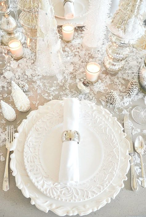 Winter Wonderland Tablescape- A Christmas fantasy table with lots of ideas to do yourself! #christmas #christmastable #tablescape #christmasideas #christmashomedecor Winter Wonderland Tablescape, Fantasy Table, Winter Wonderland-party, Winter Table Decorations, White Christmas Party, Winter Tablescapes, 21 Diner, Christmas Table Setting, Tafel Decor