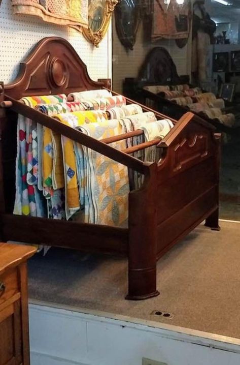 Bed Frame Repurpose Ideas, Quilt Display Racks, Quilt Display Ideas, Displaying Quilts, Quilt Racks, Decorating With Quilts, Quilt Room, Quilt Display, Quilt Rack