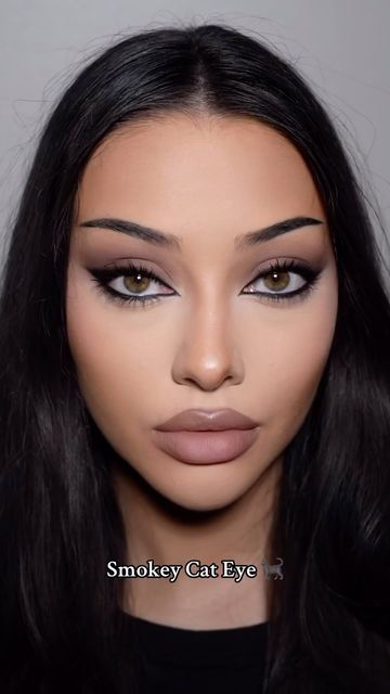 Isa on Instagram: "Smokey Cat Eye 🐈‍⬛ wearing @NovaBeauty lipstick in heaven mixed with grey brown liner, smoky eyeshadow pallet, gel liner in btw & asap, 6 piece brush set #cateye #makeup #smokeyeye #nudelip #makeuptutorial #fallmakeup #fall2024 #blackliner #darkmakeup" Eye Makeup Siren Eyes, Smokey Cat Eye Makeup, Black Cat Makeup, Dark Feminine Makeup, Hot Makeup Looks, Smokey Cat Eye, Eye Makeup Guide, Siren Eyes, Feminine Makeup