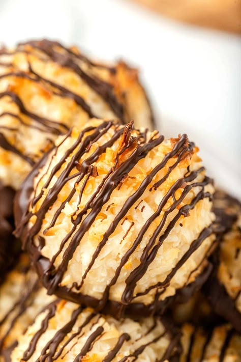 Coconut Macaroons Macaroon Coconut Recipe, Chewy Coconut Macaroons, Coconut Maccarone Recipes, Macaroons Recipe Coconut, Macroom Cookies, Macaron Coconut, Best Macaroon Recipe, Macarons Coconut, Coconut Macroons