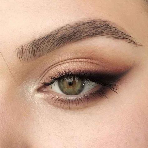 Make Up Cat Eye, Eyeshadow Cat Eye, Shadow Eye Makeup, Glowy Natural Makeup, Soft Make-up, Soft Smokey Eye, Natural Makeup Ideas, Eye Makeup Styles, Applying Eye Makeup