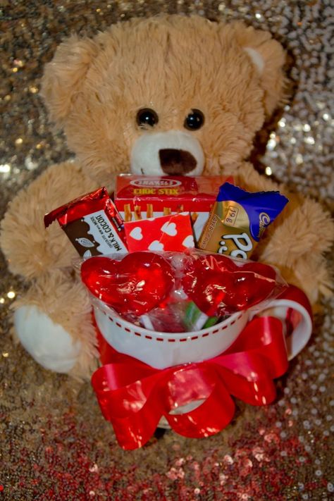 Teddy bear hugging a mug with heart candy and chocolates inside Teddy Bear And Chocolates Gift, Teddy Bear Chocolate, Valentines Day Teddy Bear, Teddy Bear Hug, Prank Gifts, Teddy Bear Gifts, Candy Basket, Bf Gifts, Chocolate Flowers