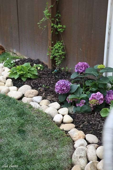 River Rock Border, Diy River Rock, Rock Planters, River Rock Garden, River Rock Landscaping, Rock Garden Design, Rock Border, Rock Landscaping, Garden Border