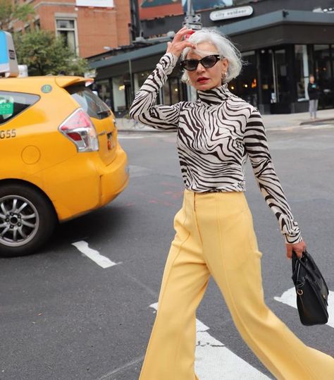 7 Outfit Formulas to Start Wearing Weekly (Because Repeating Is A-OK) Yellow Pants Outfit, Crossing The Street, Yellow Pants, K Fashion, Outfit Formulas, Looks Street Style, Outfit Trends, Winter Mode, Soft Grunge