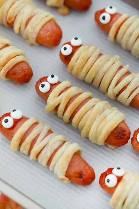 Halloween Mummy Dogs Snacks To Make For Halloween, Snack Halloween Ideas, Halloween Crafts Food, Halloween Kids Party Snacks, Halloween Baking Kids, Halloween Party Snacks Easy, Savoury Halloween Snacks, Halloween Cooking For Kids, Halloween Starters