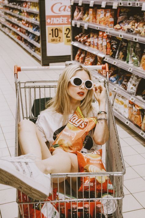 Trip Photoshoot, Kwik Trip, Mode Poses, Paris Photo Ideas, Bag Of Chips, Walmart Photos, Shotting Photo, Photographie Portrait Inspiration, Creative Photoshoot Ideas