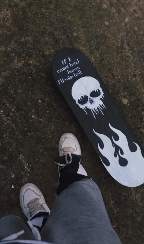 Emo Skateboard Design, Black And White Skateboard Design, Skateboard Custom Design, Skateboard Art Ideas, How To Draw A Skateboard, Skateboard Aesthetic Design, Skateboards Aesthetic, Skateboard Pfp, Aesthetic Skateboard Design