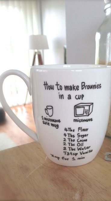 Brownie in a Cup ~ Wipe the outside of the cup with rubbing alcohol. Use an oil based Sharpie paint marker, then write the instructions onto the cup. Let the Sharpie dry completely for 24 hours. Place your cup in a cold oven, then bake at 450 degrees for 30 minutes. Crack your oven door and let the cup cool down with the oven to prevent cracking. This would be great as a gift, add the dry ingredients and wrap. Brownie In A Cup, Cake Brownie, Brownie Cups, Cake Mug, Mug Recipes, Mug Cakes, Cadeau Diy, Kwanzaa, Gifts To Make