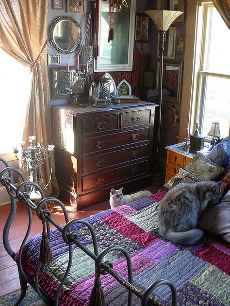 Boho Whimsigoth Living Room, Whismgothic Room Aesthetic, 90s Witchy Bedroom, Whismgothic Living Room, Whimsie Goth Bedroom, Bedroom Ideas Whimsigoth, Whimsigoth Bedframe, Bedding Whimsigoth, Cosy Witchy Bedroom