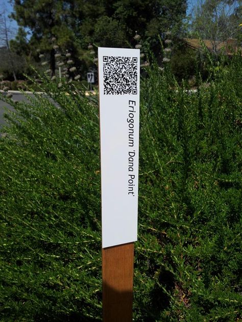 One of the tour signs, with a QR code at the top that leads you to a page with information about the plant Qr Code Signage Design, Qr Code Sign Design, Qr Code Signage, Qr Code Sign, Zoo Signage, Interpretive Signage, N Logo Design, Urban Ideas, Signage Board