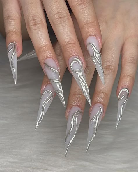 Nails by @f3rnsnails on IG Chrome Stiletto Nails Designs, Silver Stilletos Nails, Gray Stiletto Nails, White And Chrome Nails, Silver Stiletto Nails, Chrome Stiletto Nails, Grabbers Nails, White Silver Nails, Skz Nails