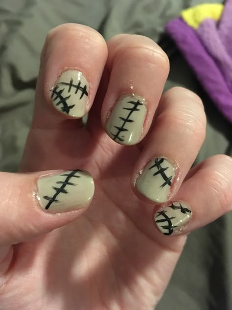 Oogie Boogie Nails Simple, Oogie Boogie Disneybound, Oggie Boogie Nail Designs, Oogie Boogie Nails Short, Scene Nails Short, Emo Nails Short, Emo Short Nails, Emo Nail Ideas, Painted Nails Ideas