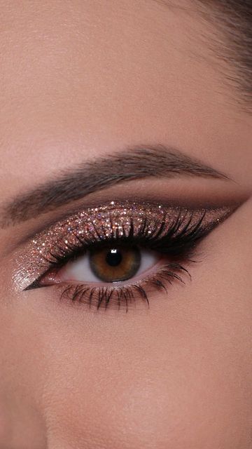 Neutral Sparkle Eye Makeup, Smokey Rose Gold Makeup, Gold Makeup For Wedding, Rose Gold Glitter Eye Makeup, Wedding Makeup With Glitter, Neutral Glitter Makeup, New Year Make Up Glitter, Light Evening Makeup, Sparkly Glam Makeup