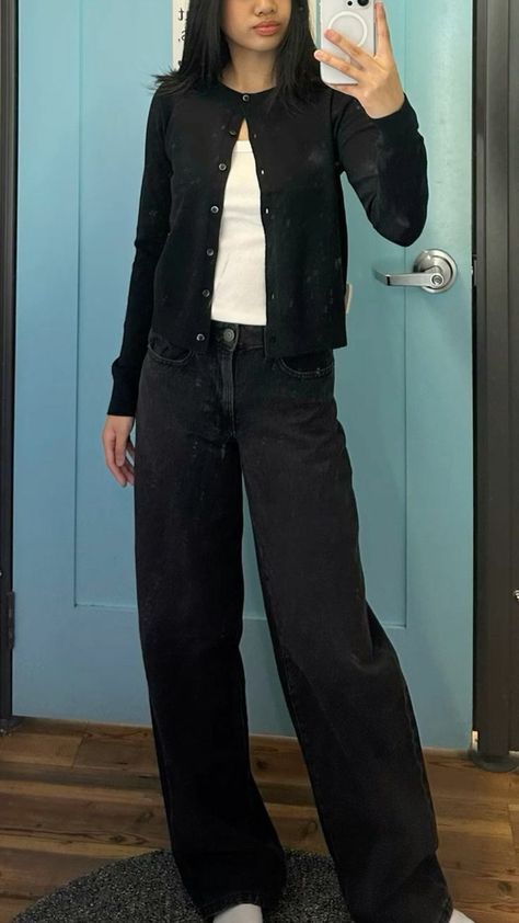 Cardigan Over Tshirt Outfit, Jeans And Black Cardigan Outfit, Black Jeans And White Top Outfit, Outfit Inspo With Black Jeans, Outfits With A Black Cardigan, Baggy Jeans Inspo Outfit, Styling Black Cardigan, Cardigan Autumn Outfit, Jeans Outfit Black