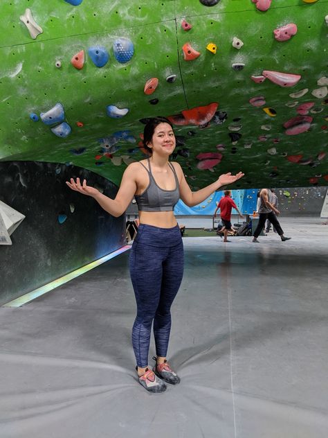 Rock Climbing Outfits Woman, Womens Rock Climbing Outfit, Climbing Clothes Aesthetic, Rock Wall Climbing Outfit, Cute Rock Climbing Outfit, Cute Climbing Outfit, What To Wear Rock Climbing Outfit, Rock Climbing Hairstyles, Bouldering Outfit Woman