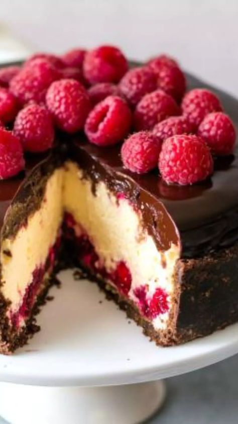 Cheesecake With Chocolate Ganache And Raspberries - Bex's Kitchen Chocolate Raspberry Cheesecake Recipes, Raspberry Cheesecake Recipes, Decorated Cheesecake, Rasberry Cheesecake, Cheesecake With Chocolate Ganache, Chocolate Ganache Cheesecake, Cheesecake With Chocolate, Choc Ganache, Raspberry Swirl Cheesecake