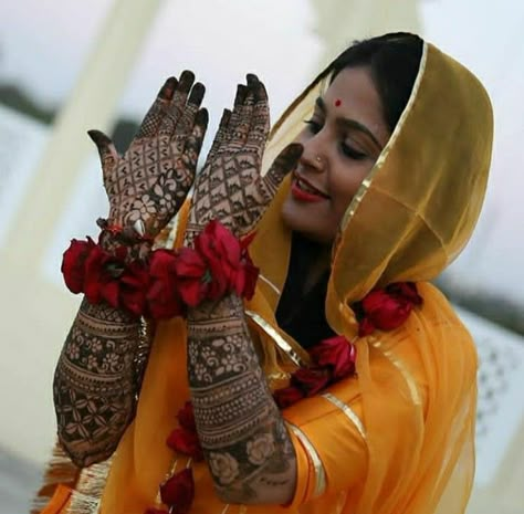 Mehandi Poses Photography, Marrige Dress, Rajputi Wedding, Rajput Photo, Desi Illustration, Haldi Pose, Rajasthani Wedding, Mehendi Dress, Haldi Photoshoot