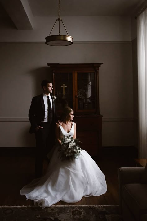 Top 10 Tips for Indoor Wedding Photography Interior Wedding Photography, Inside Wedding Photography, Winter Wedding Photography Indoor, Indoor Wedding Couple Photos, Wedding At A Restaurant, Indoor Wedding Reception Photography, Wedding Photo Ideas Inside, Wedding Poses Indoor, Indoor Wedding Poses