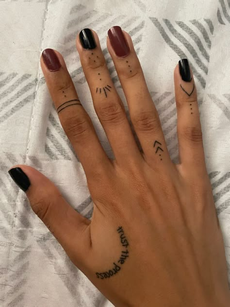 Tatoo Fingers Girl, Native Finger Tattoos For Women, Dot Finger Tattoos For Women, Handpoke Finger Tattoo, Finger Dot Tattoo Meaning, Tattoo Manos Mujer, Minimalist Hand Tattoos For Women, Mini Tat Ideas, Finger Tats For Women