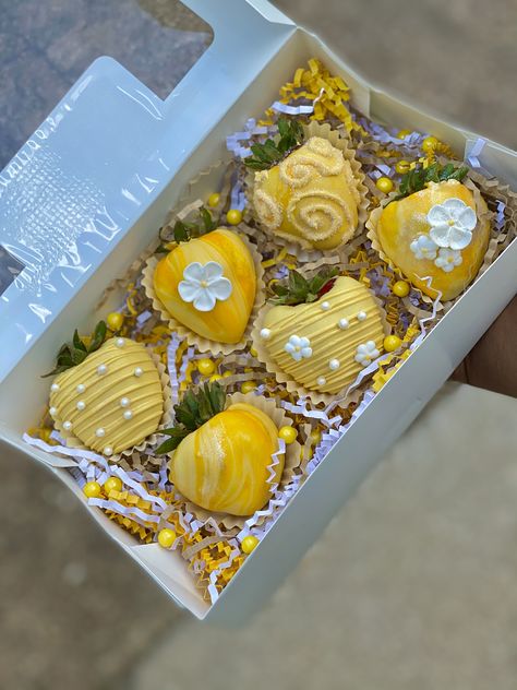 yellow chocolate covered strawberries Prom Chocolate Covered Strawberries, Yellow Dipped Strawberries, Spring Chocolate Covered Strawberries, Orange Chocolate Strawberries, Summer Chocolate Covered Strawberries, Yellow Chocolate Strawberries, Chocolate Strawberry Designs, Blue And Yellow Chocolate Strawberries, Yellow Chocolate Covered Strawberries