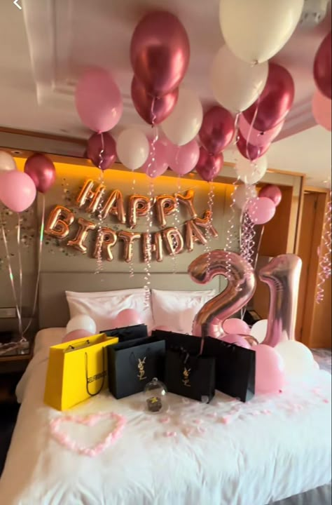 Hotel Birthday Set Up, Decorate Hotel Room For Birthday, Birthday Hotel Room Decor, Airbnb Birthday Party Ideas, Hotel Birthday, 22nd Birthday Cakes, 21th Birthday, My 18th Birthday, Birthday Room