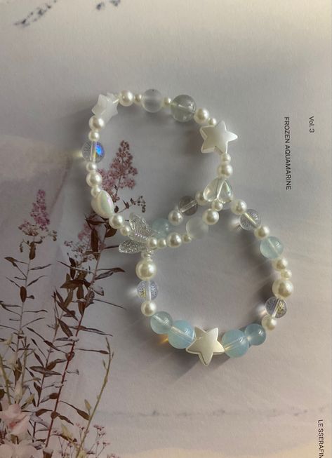 Beaded Bracelet Patterns Aesthetic, Breads Bracelet Ideas, Pulseras Aesthetic Kpop, Kpop Bracelet Ideas, Cincin Manik Aesthetic, Frozen Aquamarine, Gelang Manik Aesthetic, Kpop Bracelet, Kpop Jewelry