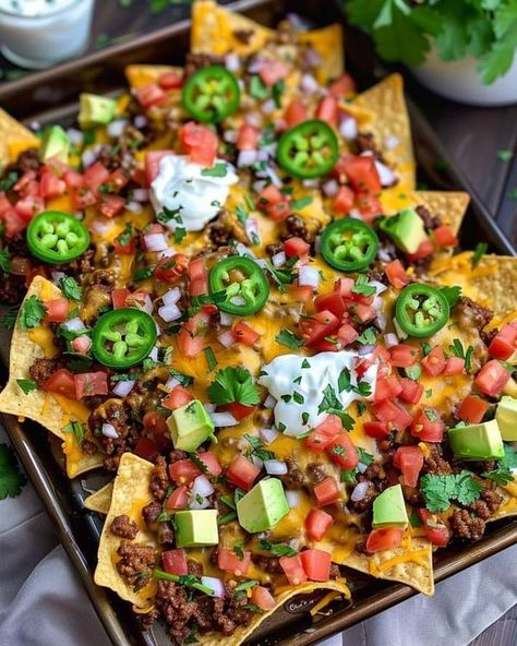 Latin American Dishes, Nachos Aesthetic, Nachos Supreme Recipe, Tapas Night, Ultimate Nachos, Mexican Dinner Party, Steak Nachos, Beef Nachos, Nachos Ingredients