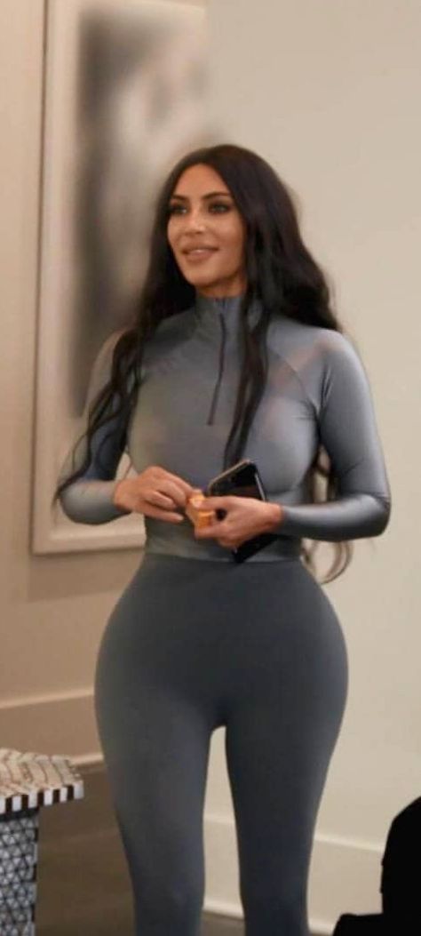 Kim Kim Kardashian Latest, Puffer Outfit, Kim Kardashian Makeup, Modest Casual Outfits, Kim Kardashian Outfits, Kim K Style, Monochromatic Outfit, Kardashian Outfit, Athletic Outfits