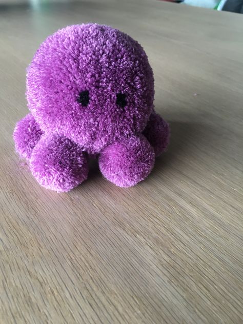 Cute Pom Pom Animals, Pom Pom Octopus, Craft Pom Pom Ideas, Things To Do With Pom Poms, Pom Poms Animals, Pompon Animals Diy, Cute Pom Pom Crafts, Pom Pom Creatures, Pompom Octopus