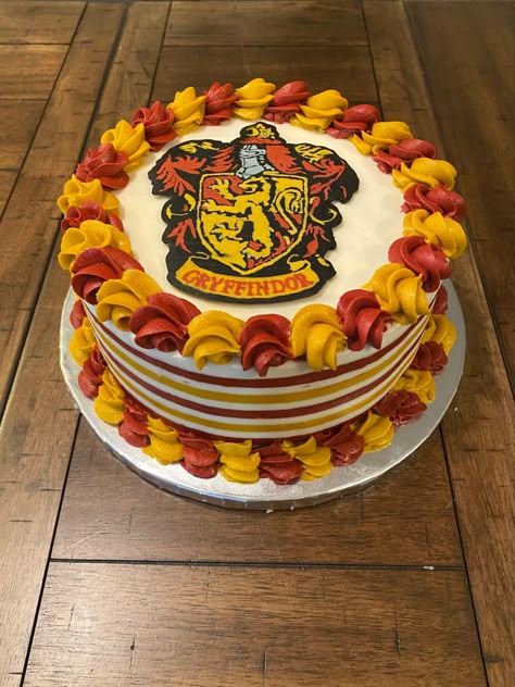 Griffindor Party, Gryffindor Birthday Cake, Gryffindor Birthday Party, Cake Decorating Harry Potter, Harry Potter Cakes Birthday Griffindor, Griffindor Cakes, Harry Potter Cake Ideas Gryffindor, Harry Potter Cake Designs, Harry Potter House Cake