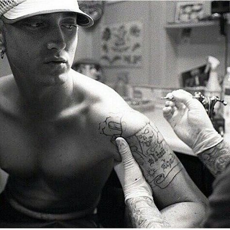 Eminem getting his mushroom tattoo Mr Cartoon Tattoo, Eminem Tattoo, The Slim Shady, Eminem Wallpapers, Mushroom Tattoo, Eminem Photos, Eminem Rap, Eminem Slim Shady, The Real Slim Shady