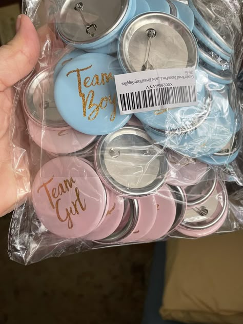 Gender Reveal Accessories, Gender Reveal Buttons, Gender Reveal Pins For Guest, Gender Revelation Ideas, Gender Reveal Pins, Gender Reveal Diy, Simple Gender Reveal, Creative Gender Reveals, Gender Reveal Baby Shower Themes