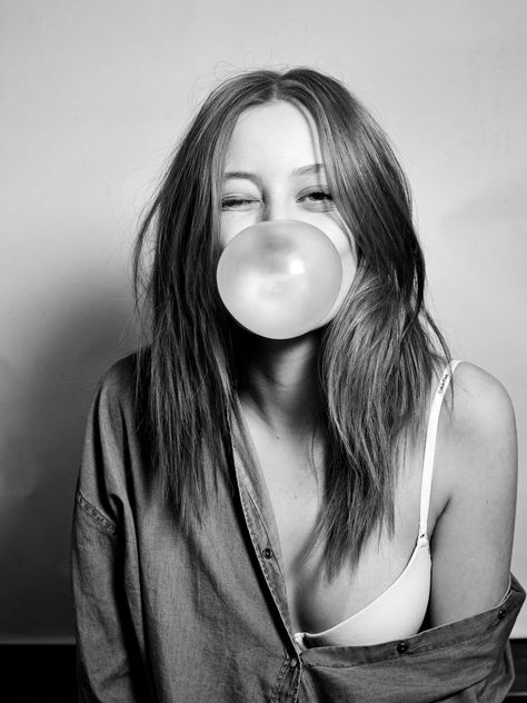 Natalie Westling, Street Style Blog, Chewing Gum, Body Love, Cara Delevingne, Bubble Gum, Blog Photography, White Photography, Editorial Fashion