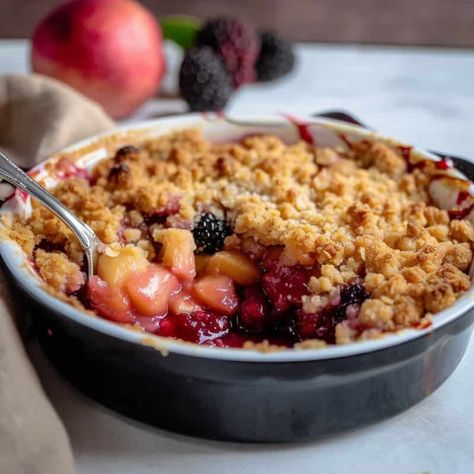 Mary Berry Apple Blackberry Crumble Pear And Blackberry Crumble, Berry Apple Crumble, Apple And Blackberry Crumble Recipe, Crumble Mix Recipes, Mary Berry Apple Crumble, Blackberry Apple Crumble, Crunchy Crumble Topping, Apple Crumble For Two, Apple Blackberry Crumble