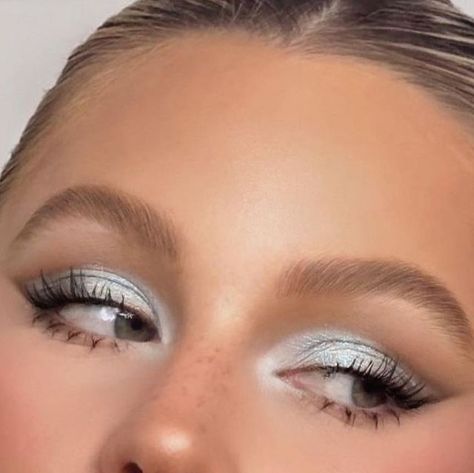 Angel Eye Makeup Looks, Cosmos Eyeshadow Palette, Cosmos Anastasia, Anastasia Beverly Hills Cosmos, Abh Cosmos Palette Looks, Anastasia Cosmos Palette Looks, Light Contrast Makeup, White Shimmer Eyeshadow, Make Up Blonde Hair Blue Eyes