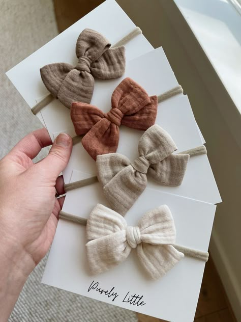 How To Make Baby Bows Headbands, Headband Packaging Ideas, Newborn Bows Headband, Newborn Hair Bows, Diy Baby Bows, Turban Fashion, Baby Accesories, Fall Headbands, Baby Hair Bow