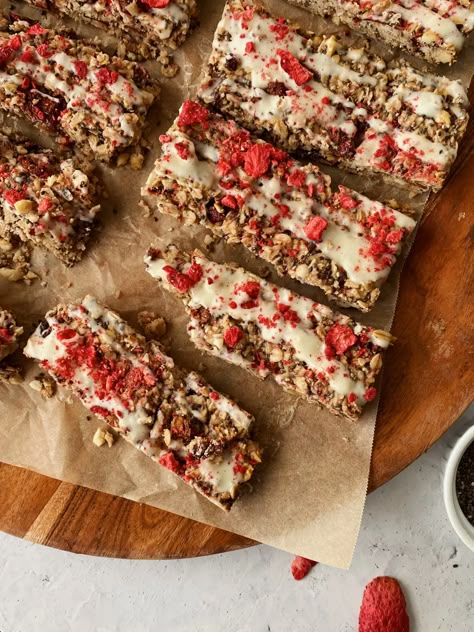 Strawberry Granola Bars, Best Breakfast Bars, Chia Granola, Nutritious Soup, Mexican Spice, Chewy Bars, Strawberry Granola, Healthy Granola Bars, Dinner Vegetarian