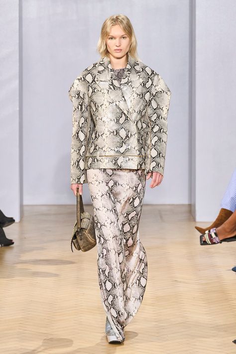 Print Fashion Runway, Fall Winter 2022 / 2023 Prints And Patterns, Runway Prints 2023, Dresses Fairycore, Snake Fashion Runway, Fashion Week Spring 2023, Animal Print Fashion Runway, Long Sleeve Snake Print Winter Outerwear, Spring Summer 23