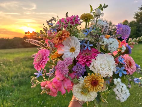 Mixed Flower Bouquet, Wildflower Wedding Theme, Cabin Wedding, Boquette Flowers, Prom Flowers, Reference Pics, Nothing But Flowers, Flowers Ideas, Flower Therapy