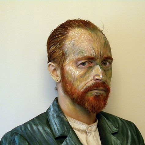 Manchester-based artist James Birkbeck applied makeup to himself to look like one of Vincent Van Gogh’s self-portraits. Makeup Jobs, Van Gogh Self Portrait, Vincent Willem Van Gogh, Art Costume, Art Parody, Famous Words, Self Portraits, Famous Art, Halloween Costume Ideas