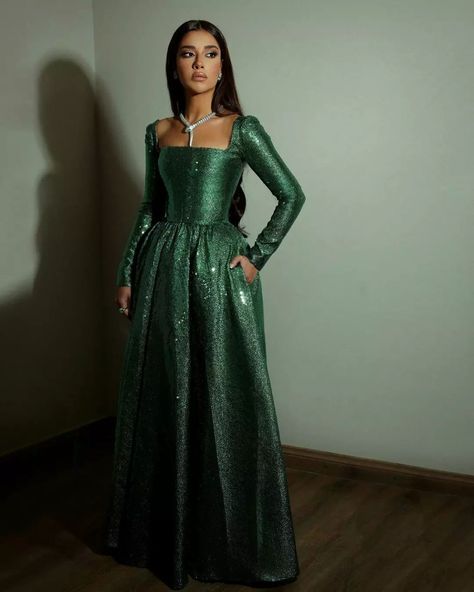 Formal Dresses Long Modest, Green Haute Couture, Unique White Dress, Green Long Dress, Green Formal Dresses, Haute Couture Gowns, Concert Dresses, Royal Dresses, Georges Hobeika