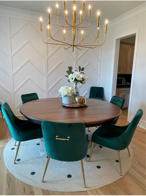 Dining Chair Back Design, Green Black And Gold Dining Room, Dining Room Gold Accents, Emerald Green Dining Room Ideas, White And Green Dining Room, Green And Gold Dining Room, Green Dining Room Chairs, Dining Room Decor Gold, Gold Chandelier Dining Room